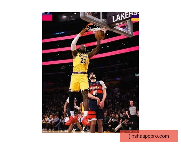 詹姆斯本赛季85次扣篮超前两季获赞退役后应拿五千万年薪