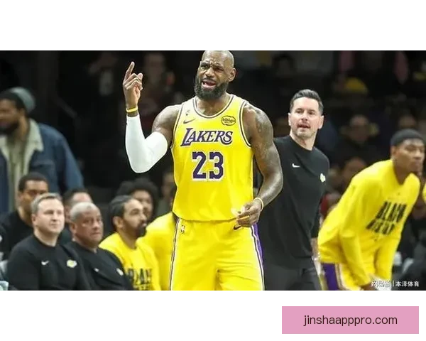 詹姆斯父子打高尔夫遭遇惊险 鳄鱼现身水中老詹勇敢捡球